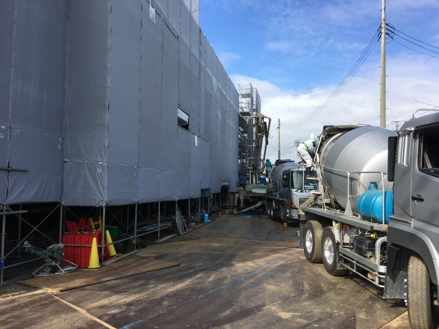 ミキサー車と工事現場