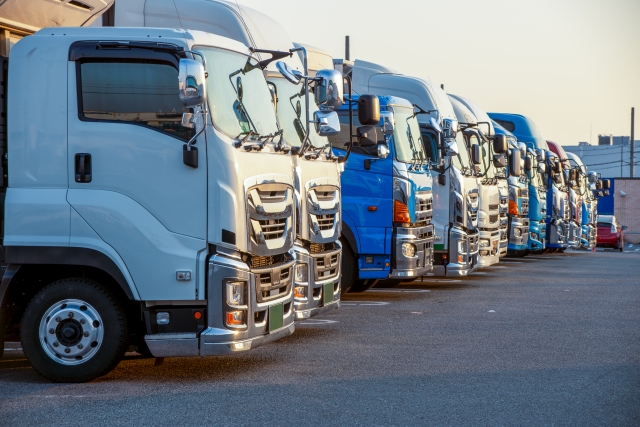 中古トラックが多数並ぶBee-Truckの展示場"