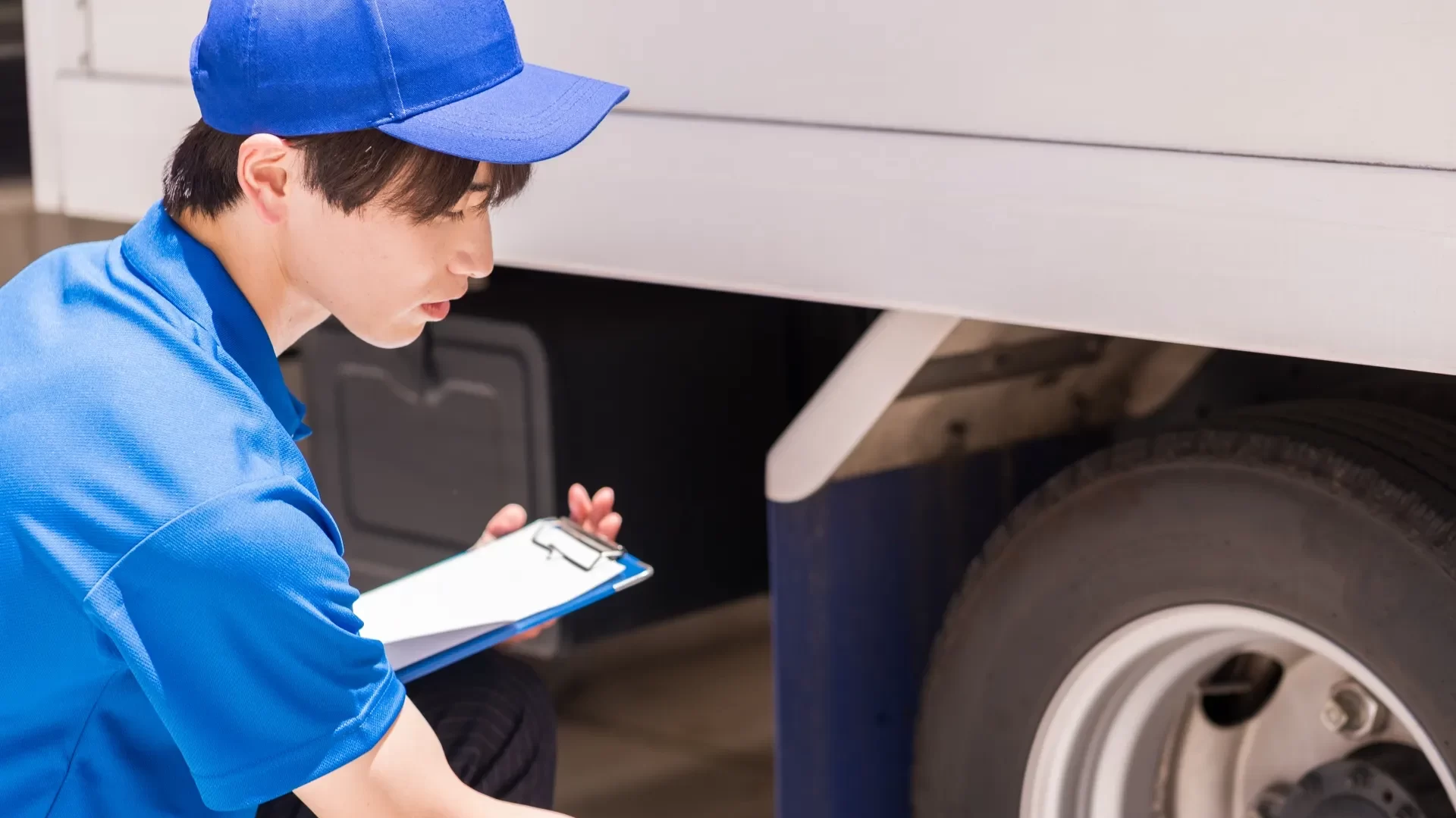 トラックの整備をする男性