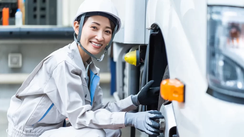 トラックを点検する女性