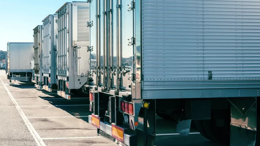 駐車するトラック