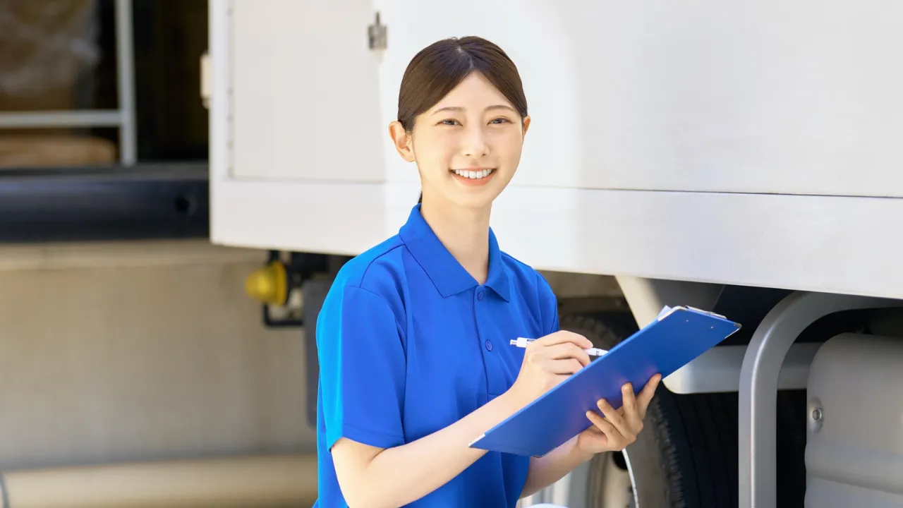 トラックを整備する女性