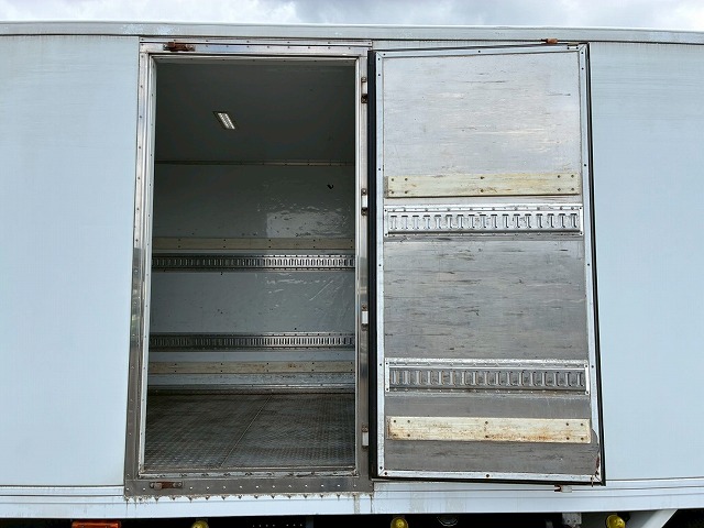 2149 TKG-FRR90S2 H26 いすゞ フォワード 冷蔵冷凍車 格納式パワーゲート フルキャブ/ベッド付き 東プレ -30℃低温設定 格納式パワーゲート PG 左サイド扉 6速 MT マニュアル 4t 8t 中型 冷凍バン 箱車(12枚目)