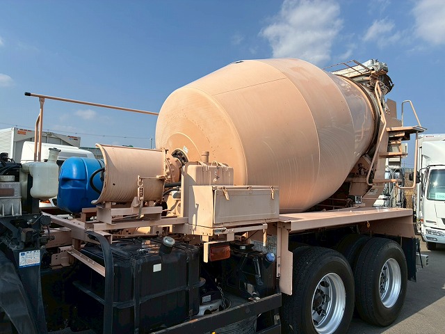 2119 8.7立米 電動ホッパー 330馬力 7速MT コンクリ作業車　☆雨天のなかご成約いただきました☆　東京都（13枚目）
