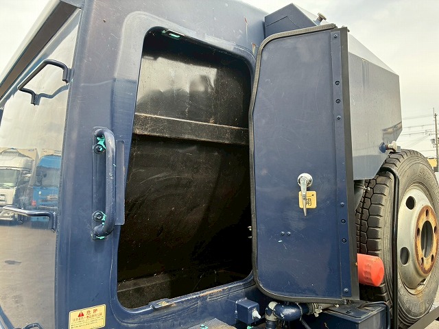 K-2136 BKG-NKR85AN 保証対象車両 H23 いすゞ エルフ 圧縮式塵芥車 標準幅 ショート 新明和工業 プレス式 押し出し排出 連続作動車 スイッチ 汚水タンク 2t 6.5t 小型 特装車 清掃車(16枚目)