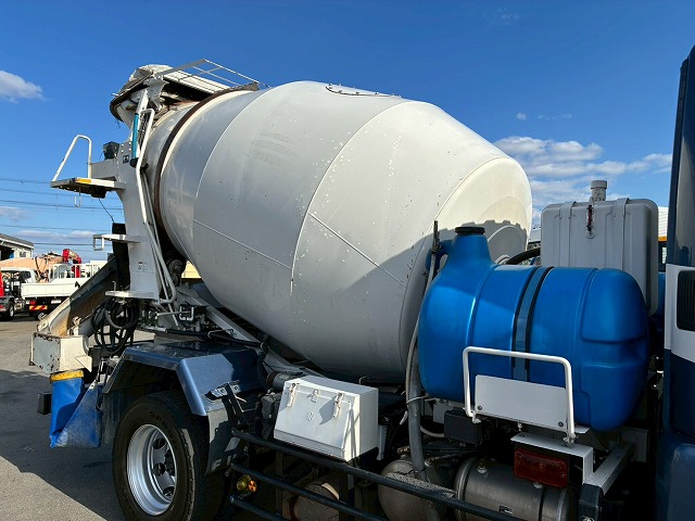 2159 QKG-FK72FZ 保証対象車両 車検付 令和8年12月迄 H27 三菱ふそう 増トンファイター コンクリートミキサー車 新明和工業 6.3立米 ショートキャブ/ベッドレス 240馬力 6速 MT マニュアル 8トン積載 8t 15t 中型 増トン コンクリ作業車(15枚目)