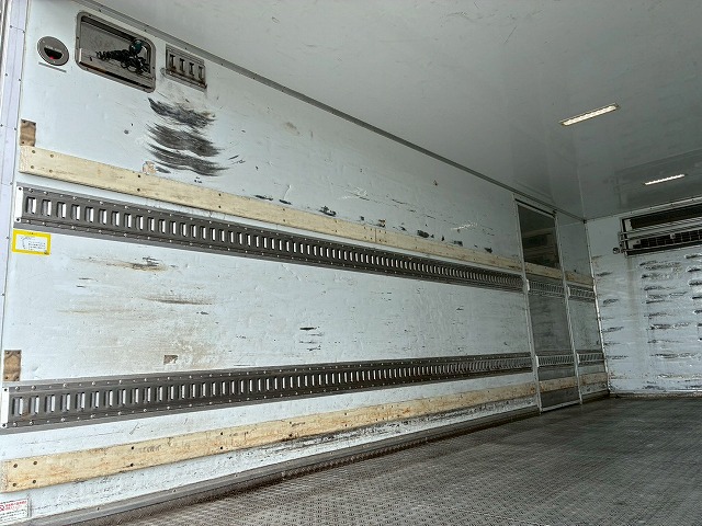 2149 TKG-FRR90S2 H26 いすゞ フォワード 冷蔵冷凍車 格納式パワーゲート フルキャブ/ベッド付き 東プレ -30℃低温設定 格納式パワーゲート PG 左サイド扉 6速 MT マニュアル 4t 8t 中型 冷凍バン 箱車(18枚目)