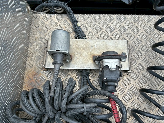 K-2111 2DG-SS1EKGG  検切れナンバー付き H30 日野 プロフィア トラクターヘッド ワンオーナー ハイルーフ 6×4 3軸2デフ 後輪エアサス 永久磁石式リターダ 450馬力 7速MT マニュアル 10t 53t 大型 牽引 2デフヘッド ダブルデフ（22枚目）