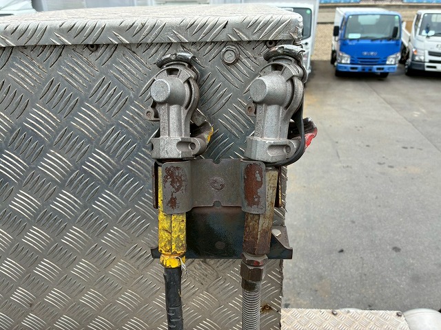 K-2111 2DG-SS1EKGG  検切れナンバー付き H30 日野 プロフィア トラクターヘッド ワンオーナー ハイルーフ 6×4 3軸2デフ 後輪エアサス 永久磁石式リターダ 450馬力 7速MT マニュアル 10t 53t 大型 牽引 2デフヘッド ダブルデフ（23枚目）