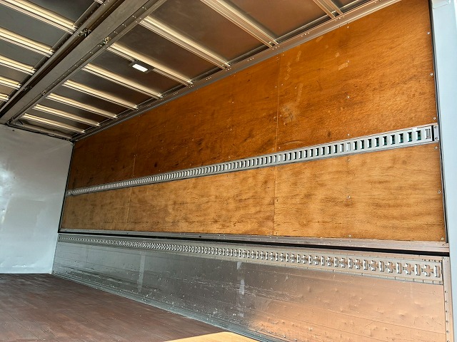 2179 TKG-FRR90T2  車検付 令和8年10月迄 H27 いすゞ フォワード アルミウイング フルキャブ/ベッド付き 6200 フルワイド 後輪エアサス 日本フルハーフ 240馬力 6速マニュアル MT 4t 8t 中型 バン 箱車（25枚目）