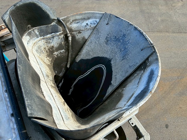 2159 QKG-FK72FZ 保証対象車両 車検付 令和8年12月迄 H27 三菱ふそう 増トンファイター コンクリートミキサー車 新明和工業 6.3立米 ショートキャブ/ベッドレス 240馬力 6速 MT マニュアル 8トン積載 8t 15t 中型 増トン コンクリ作業車(25枚目)