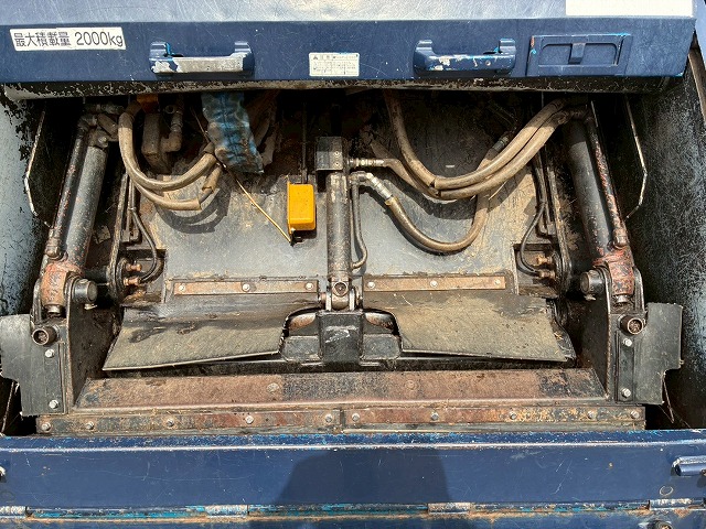 K-2136 BKG-NKR85AN 保証対象車両 H23 いすゞ エルフ 圧縮式塵芥車 標準幅 ショート 新明和工業 プレス式 押し出し排出 連続作動車 スイッチ 汚水タンク 2t 6.5t 小型 特装車 清掃車(27枚目)