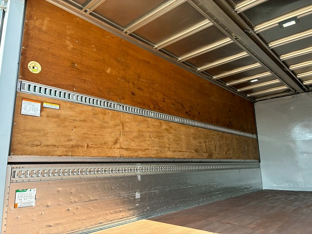 2179 TKG-FRR90T2  車検付 令和8年10月迄 H27 いすゞ フォワード アルミウイング フルキャブ/ベッド付き 6200 フルワイド 後輪エアサス 日本フルハーフ 240馬力 6速マニュアル MT 4t 8t 中型 バン 箱車（26枚目）