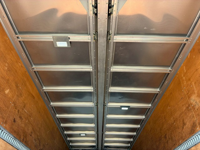 2179 TKG-FRR90T2  車検付 令和8年10月迄 H27 いすゞ フォワード アルミウイング フルキャブ/ベッド付き 6200 フルワイド 後輪エアサス 日本フルハーフ 240馬力 6速マニュアル MT 4t 8t 中型 バン 箱車（28枚目）