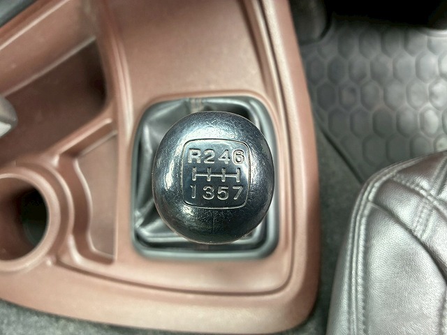 K-2111 2DG-SS1EKGG  検切れナンバー付き H30 日野 プロフィア トラクターヘッド ワンオーナー ハイルーフ 6×4 3軸2デフ 後輪エアサス 永久磁石式リターダ 450馬力 7速MT マニュアル 10t 53t 大型 牽引 2デフヘッド ダブルデフ（30枚目）