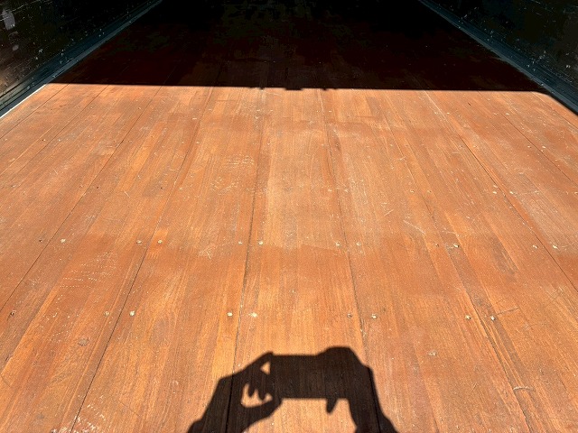 2179 TKG-FRR90T2  車検付 令和8年10月迄 H27 いすゞ フォワード アルミウイング フルキャブ/ベッド付き 6200 フルワイド 後輪エアサス 日本フルハーフ 240馬力 6速マニュアル MT 4t 8t 中型 バン 箱車（30枚目）