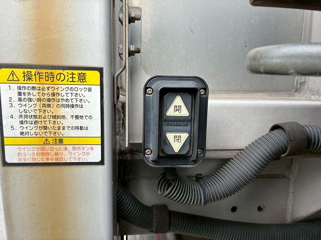 2071 QKG-CD5ZA  H26 UDトラックス クオン アルミウイング 6×2 3軸1デフ 後輪エアサス 日本フルハーフ ラッシング スタンション 380馬力 エスコット AT 10t 25t 大型 バン 箱車（33枚目）