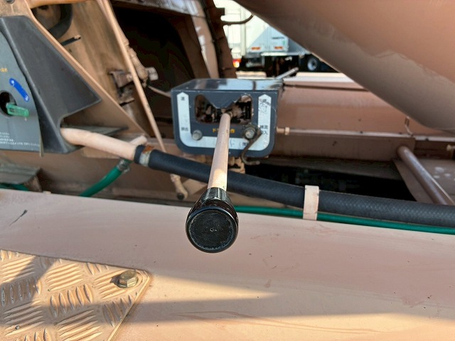 2119 8.7立米 電動ホッパー 330馬力 7速MT コンクリ作業車　☆雨天のなかご成約いただきました☆　東京都（33枚目）