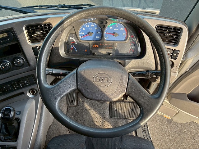 2071 QKG-CD5ZA  H26 UDトラックス クオン アルミウイング 6×2 3軸1デフ 後輪エアサス 日本フルハーフ ラッシング スタンション 380馬力 エスコット AT 10t 25t 大型 バン 箱車（36枚目）