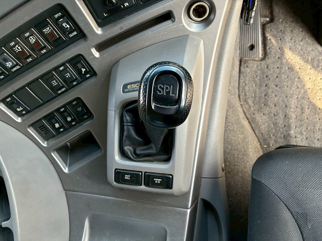 2071 QKG-CD5ZA  H26 UDトラックス クオン アルミウイング 6×2 3軸1デフ 後輪エアサス 日本フルハーフ ラッシング スタンション 380馬力 エスコット AT 10t 25t 大型 バン 箱車（39枚目）