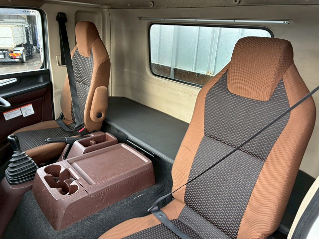 2080 2PG-FD2ABA  H30 日野 レンジャー アルミブロック フルキャブ ベッド付き 6200 フルワイド トランテックス 3.6トン積載 6速 MT マニュアル 4t 8t 中型 平ボディ（40枚目）