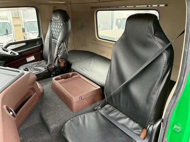 K-2111 2DG-SS1EKGG  検切れナンバー付き H30 日野 プロフィア トラクターヘッド ワンオーナー ハイルーフ 6×4 3軸2デフ 後輪エアサス 永久磁石式リターダ 450馬力 7速MT マニュアル 10t 53t 大型 牽引 2デフヘッド ダブルデフ（47枚目）