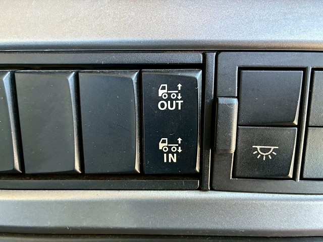 2122 2PG-CG5CA  H29 UDトラックス クオン アルミウイング ハイルーフ 8×4 4軸低床2デフ 後輪エアサス 日本トレクス エスコットⅥ AT 390馬力 10t 25t 大型 バン 箱車（47枚目）