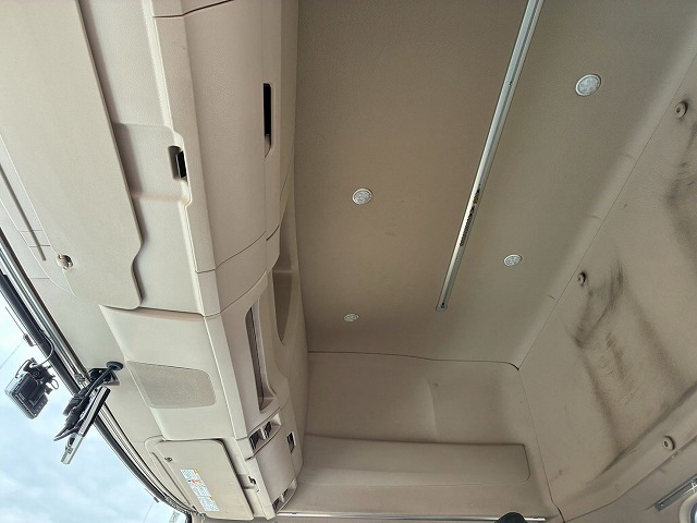 K-2111 2DG-SS1EKGG  検切れナンバー付き H30 日野 プロフィア トラクターヘッド ワンオーナー ハイルーフ 6×4 3軸2デフ 後輪エアサス 永久磁石式リターダ 450馬力 7速MT マニュアル 10t 53t 大型 牽引 2デフヘッド ダブルデフ（49枚目）