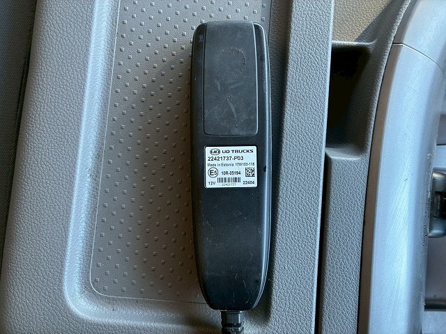 2122 2PG-CG5CA  H29 UDトラックス クオン アルミウイング ハイルーフ 8×4 4軸低床2デフ 後輪エアサス 日本トレクス エスコットⅥ AT 390馬力 10t 25t 大型 バン 箱車（52枚目）