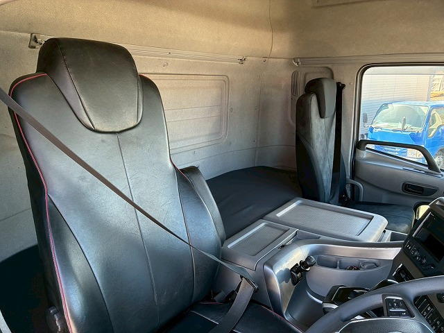 2122 2PG-CG5CA  H29 UDトラックス クオン アルミウイング ハイルーフ 8×4 4軸低床2デフ 後輪エアサス 日本トレクス エスコットⅥ AT 390馬力 10t 25t 大型 バン 箱車（53枚目）