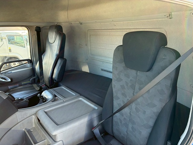 2122 2PG-CG5CA  H29 UDトラックス クオン アルミウイング ハイルーフ 8×4 4軸低床2デフ 後輪エアサス 日本トレクス エスコットⅥ AT 390馬力 10t 25t 大型 バン 箱車（54枚目）