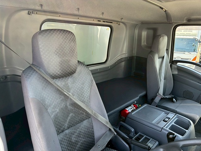 2179 TKG-FRR90T2  車検付 令和8年10月迄 H27 いすゞ フォワード アルミウイング フルキャブ/ベッド付き 6200 フルワイド 後輪エアサス 日本フルハーフ 240馬力 6速マニュアル MT 4t 8t 中型 バン 箱車（57枚目）