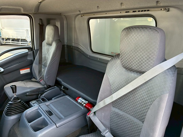 2179 TKG-FRR90T2  車検付 令和8年10月迄 H27 いすゞ フォワード アルミウイング フルキャブ/ベッド付き 6200 フルワイド 後輪エアサス 日本フルハーフ 240馬力 6速マニュアル MT 4t 8t 中型 バン 箱車（58枚目）