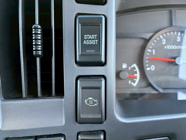 2133 2RG-NMR88R 保証対象車両 R3 いすゞ エルフ 4段クレーン ハイキャブ ショート 10尺ボディ 3トン積載 古河ユニック UNIC ラジコン フックイン 150馬力 6速 MT マニュアル 3t 7t 小型 ユニック車 カーゴクレーン(63枚目)