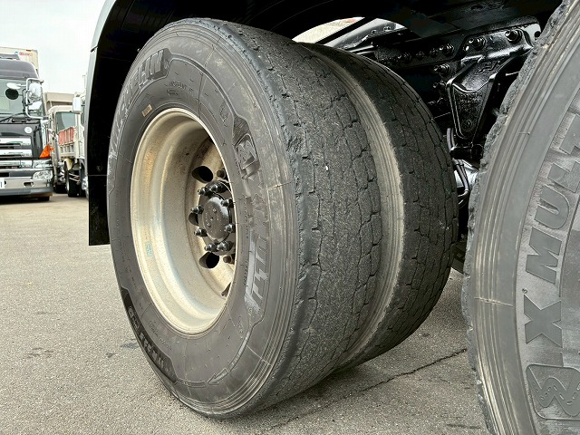 K-2111 2DG-SS1EKGG  検切れナンバー付き H30 日野 プロフィア トラクターヘッド ワンオーナー ハイルーフ 6×4 3軸2デフ 後輪エアサス 永久磁石式リターダ 450馬力 7速MT マニュアル 10t 53t 大型 牽引 2デフヘッド ダブルデフ（64枚目）