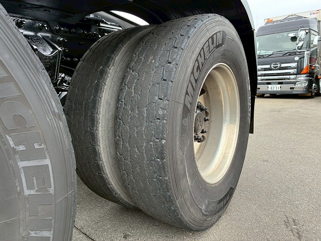 K-2111 2DG-SS1EKGG  検切れナンバー付き H30 日野 プロフィア トラクターヘッド ワンオーナー ハイルーフ 6×4 3軸2デフ 後輪エアサス 永久磁石式リターダ 450馬力 7速MT マニュアル 10t 53t 大型 牽引 2デフヘッド ダブルデフ（66枚目）