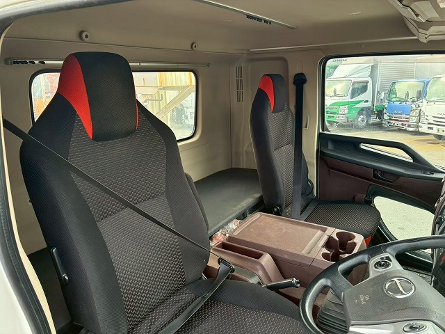 K-2117 2KG-FE2ABA  保証対象車両 H30 日野 増トンレンジャー 4段クレーン ワンオーナー フルキャブ/ベッド付き 古河ユニック UNIC 2.93t ラジコン フックイン 角足アウトリガー ジャッキ 240馬力 6速 MT マニュアル 7t 8t 14t 中型 大型 カーゴクレーン（72枚目）