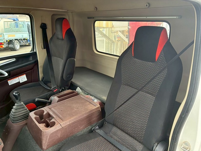 K-2117 2KG-FE2ABA  保証対象車両 H30 日野 増トンレンジャー 4段クレーン ワンオーナー フルキャブ/ベッド付き 古河ユニック UNIC 2.93t ラジコン フックイン 角足アウトリガー ジャッキ 240馬力 6速 MT マニュアル 7t 8t 14t 中型 大型 カーゴクレーン（73枚目）