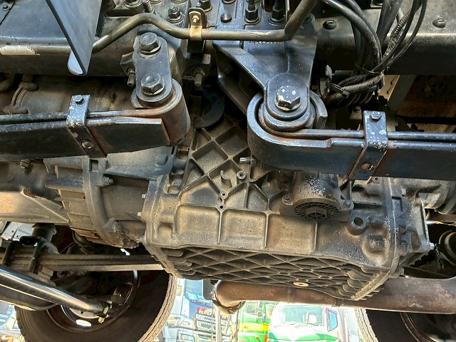 2122 2PG-CG5CA  H29 UDトラックス クオン アルミウイング ハイルーフ 8×4 4軸低床2デフ 後輪エアサス 日本トレクス エスコットⅥ AT 390馬力 10t 25t 大型 バン 箱車（85枚目）