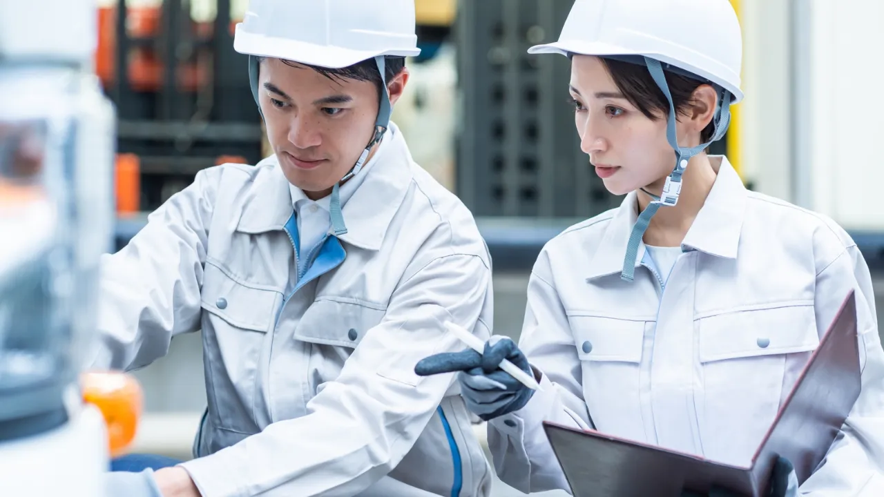 トラックを点検する人