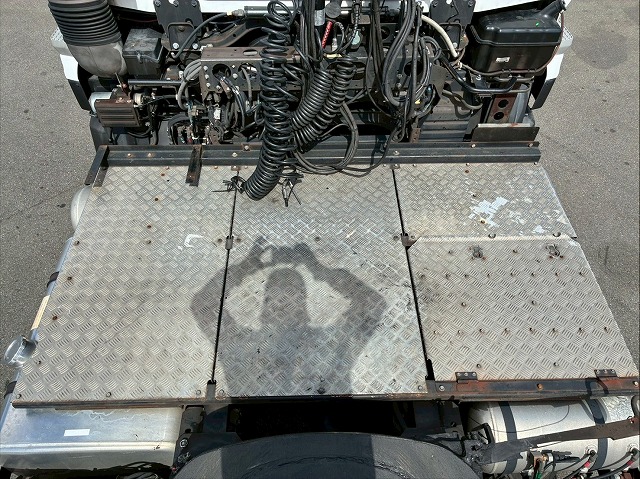 2186 QKG-GK6XAB H30  UDトラックス クオン トラクターヘッド ハイルーフ 第5輪荷重 11.5トン 11500kg 後輪エアサス B尺 450馬力 エスコットⅤ AT セミオートマ 10t 46t 大型 牽引 1デフ シングルヘッド（16枚目）